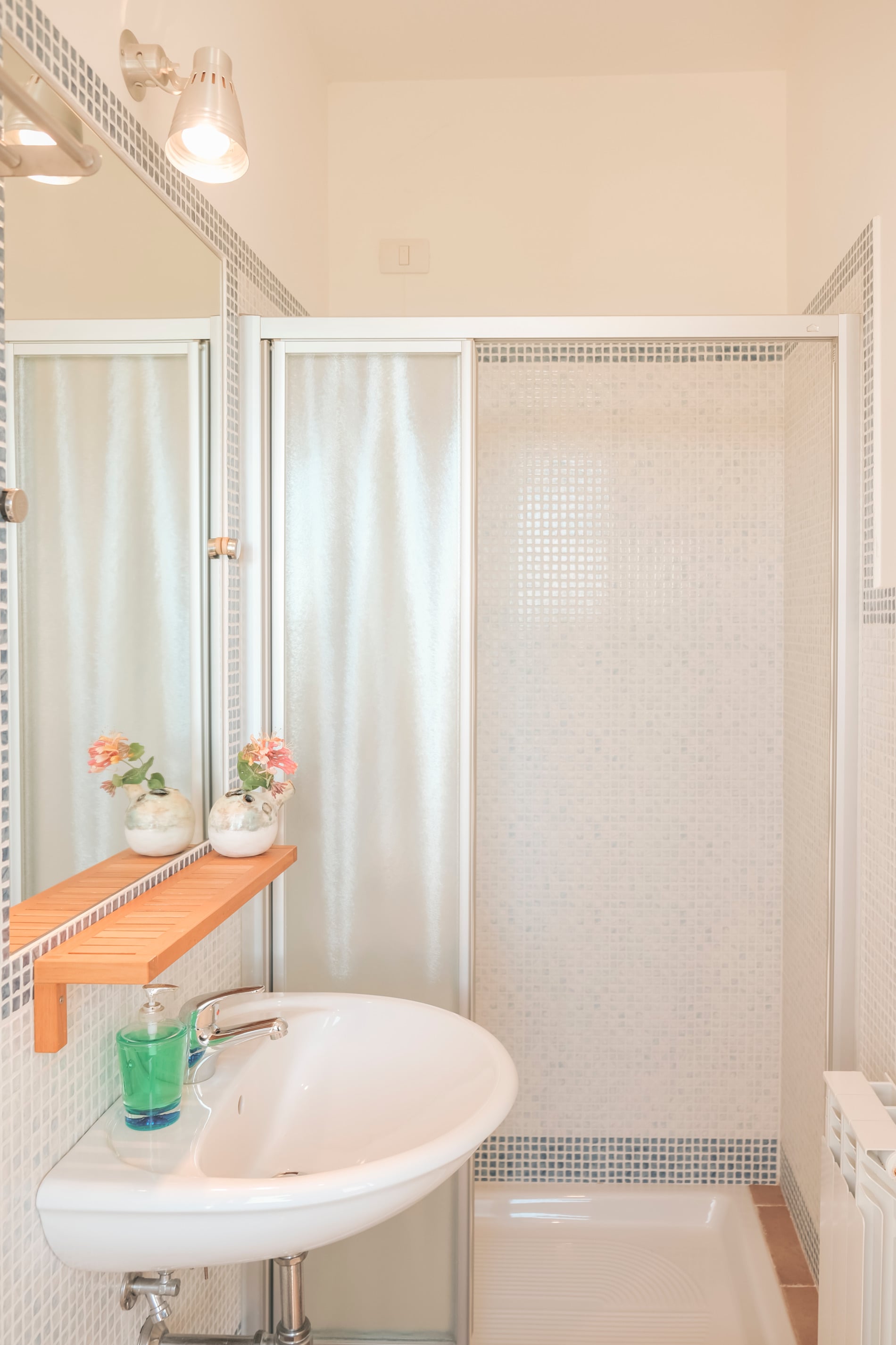 Bagno privato con specchio e doccia