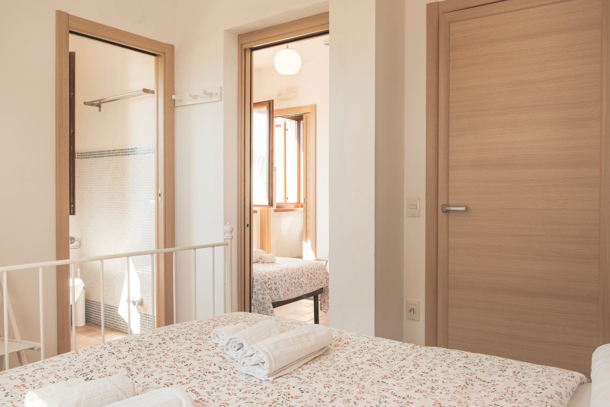 Camere comunicanti: la porta di collegamento tra le due stanze