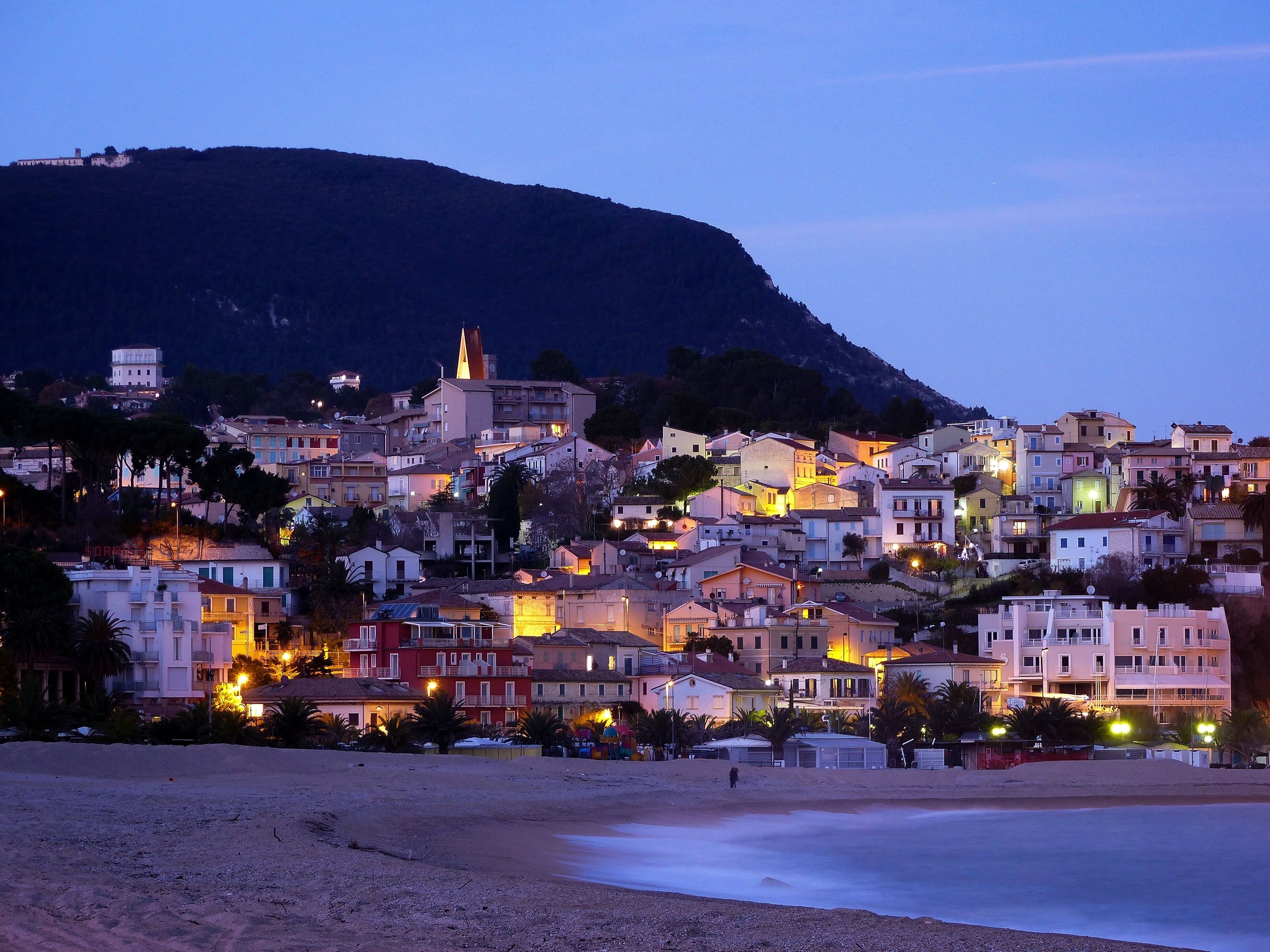 Il borgo sul mare ai piedi del Monte Conero all'imbrunire