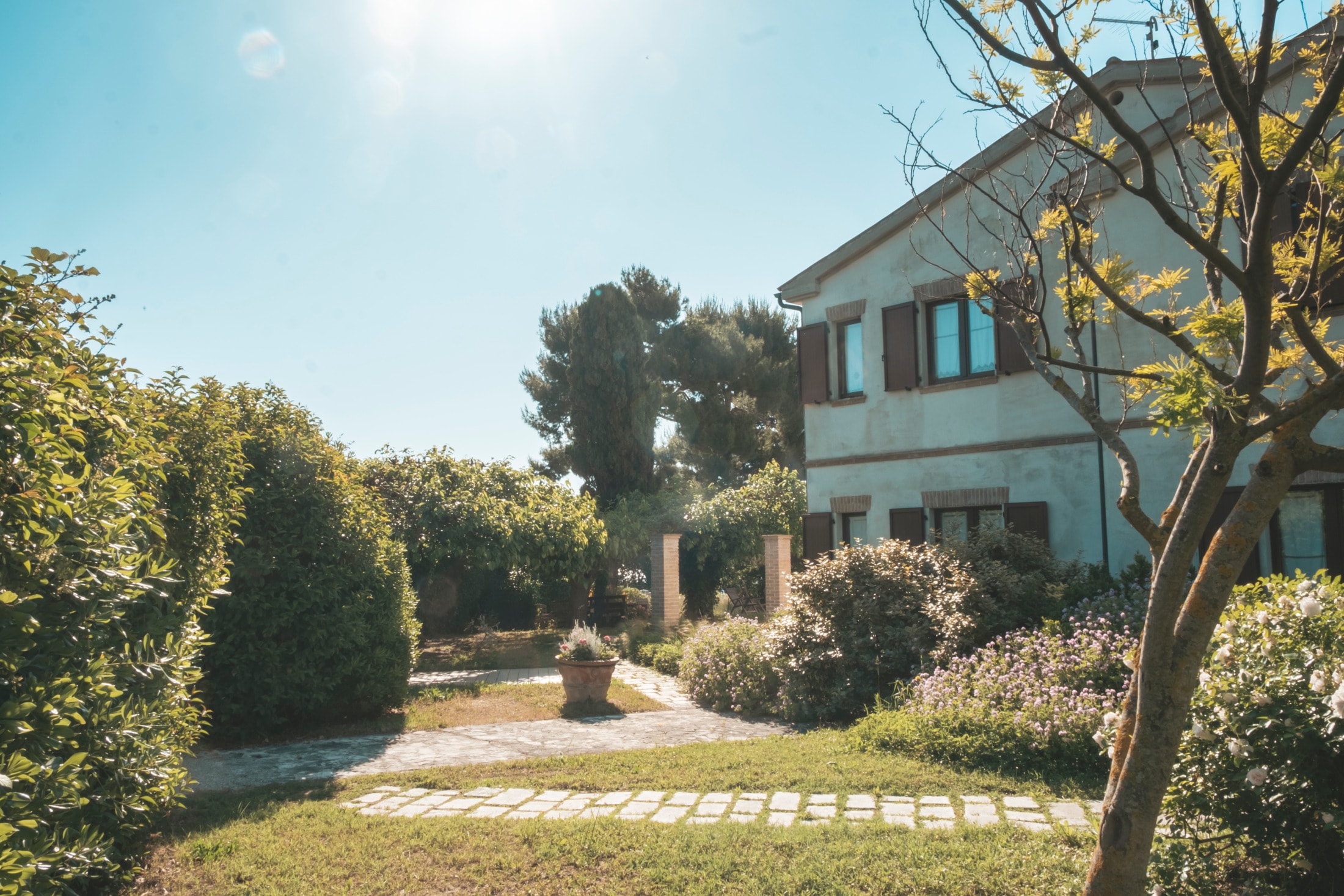 Il B&B visto dal giardino, con il vialetto in pietra