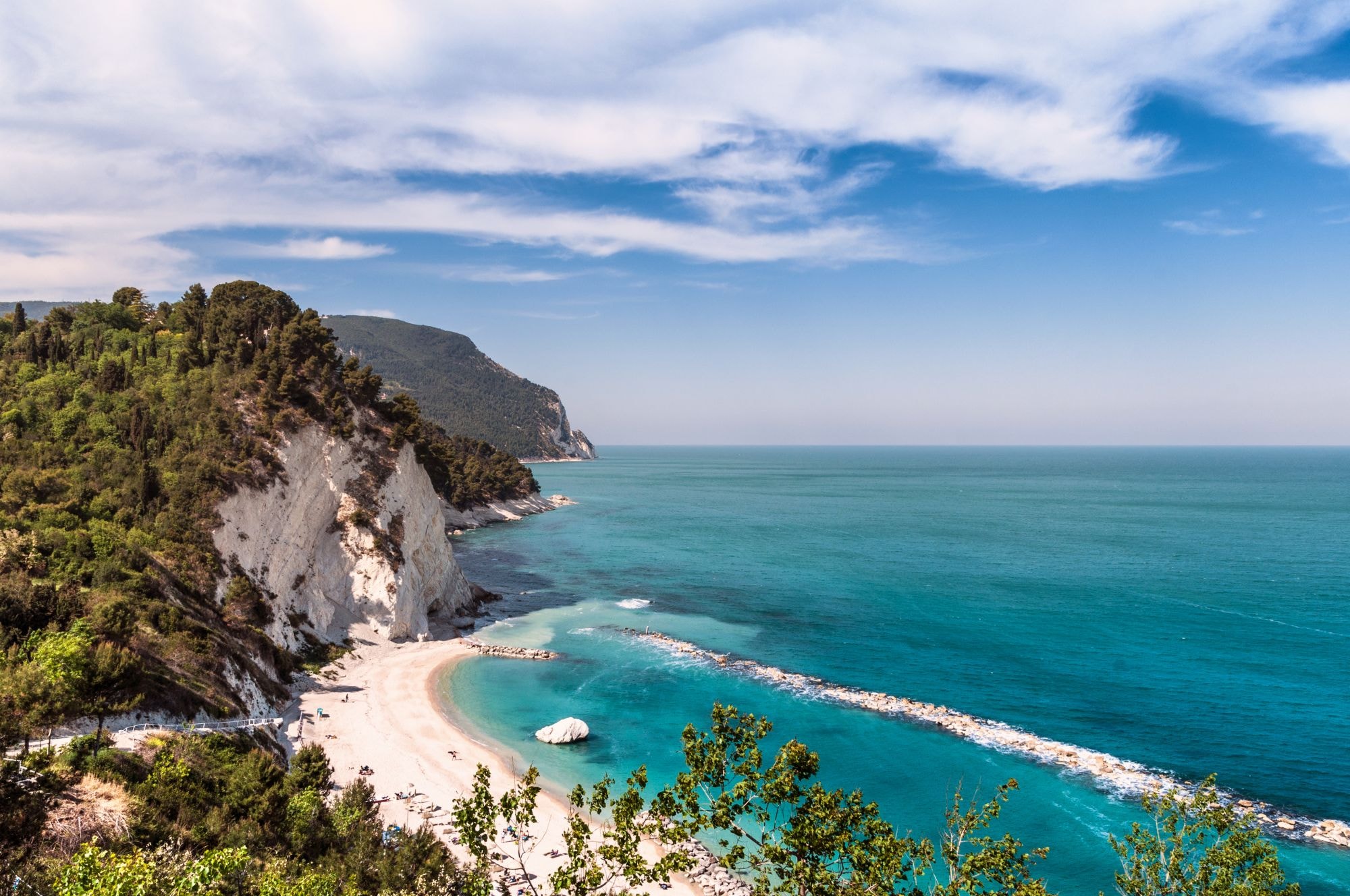 Scogliere bianche e mare turchese della Riviera del Conero