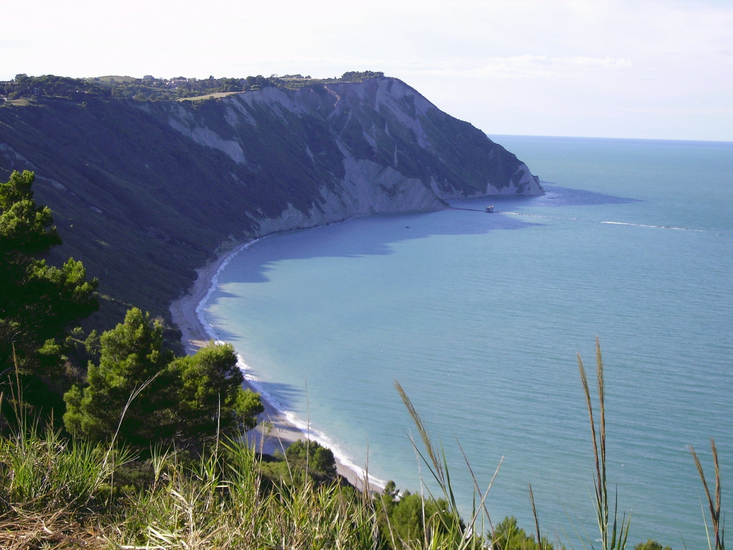 Il promontorio verde del Conero che scende sulla baia