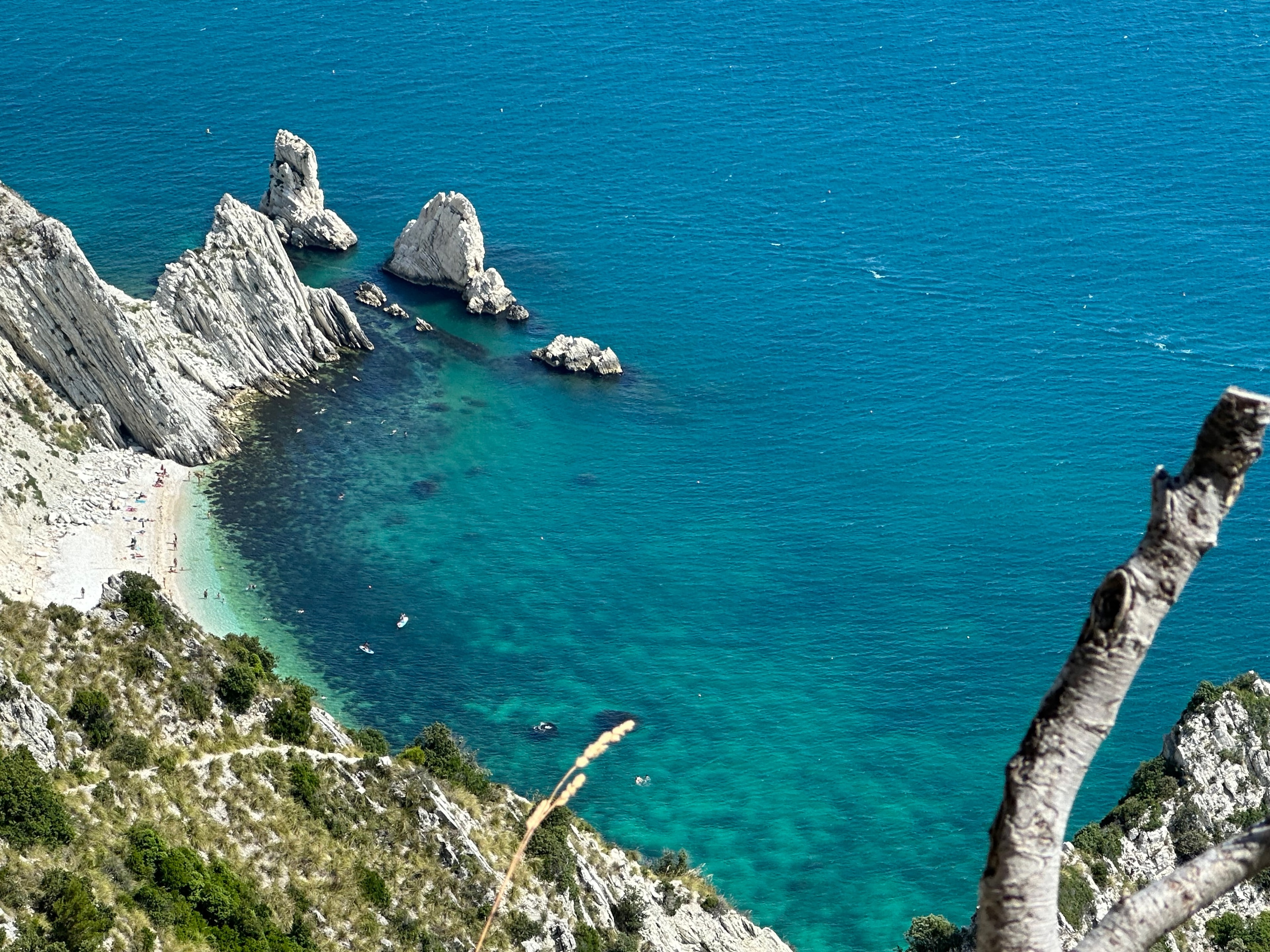 La baia delle Due Sorelle vista dall'alto, acqua turchese sotto il Monte Conero