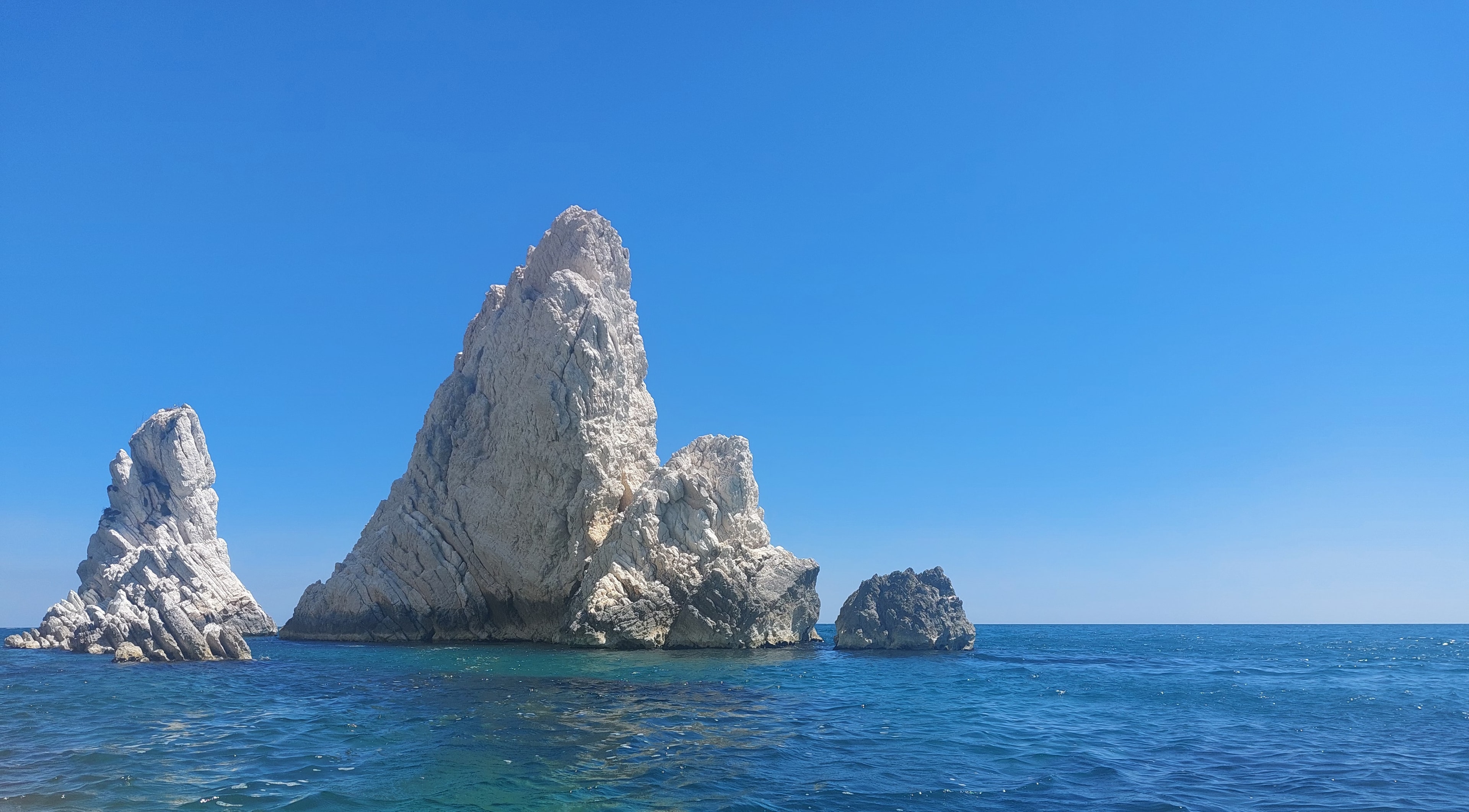 I faraglioni delle Due Sorelle nel mare del Conero