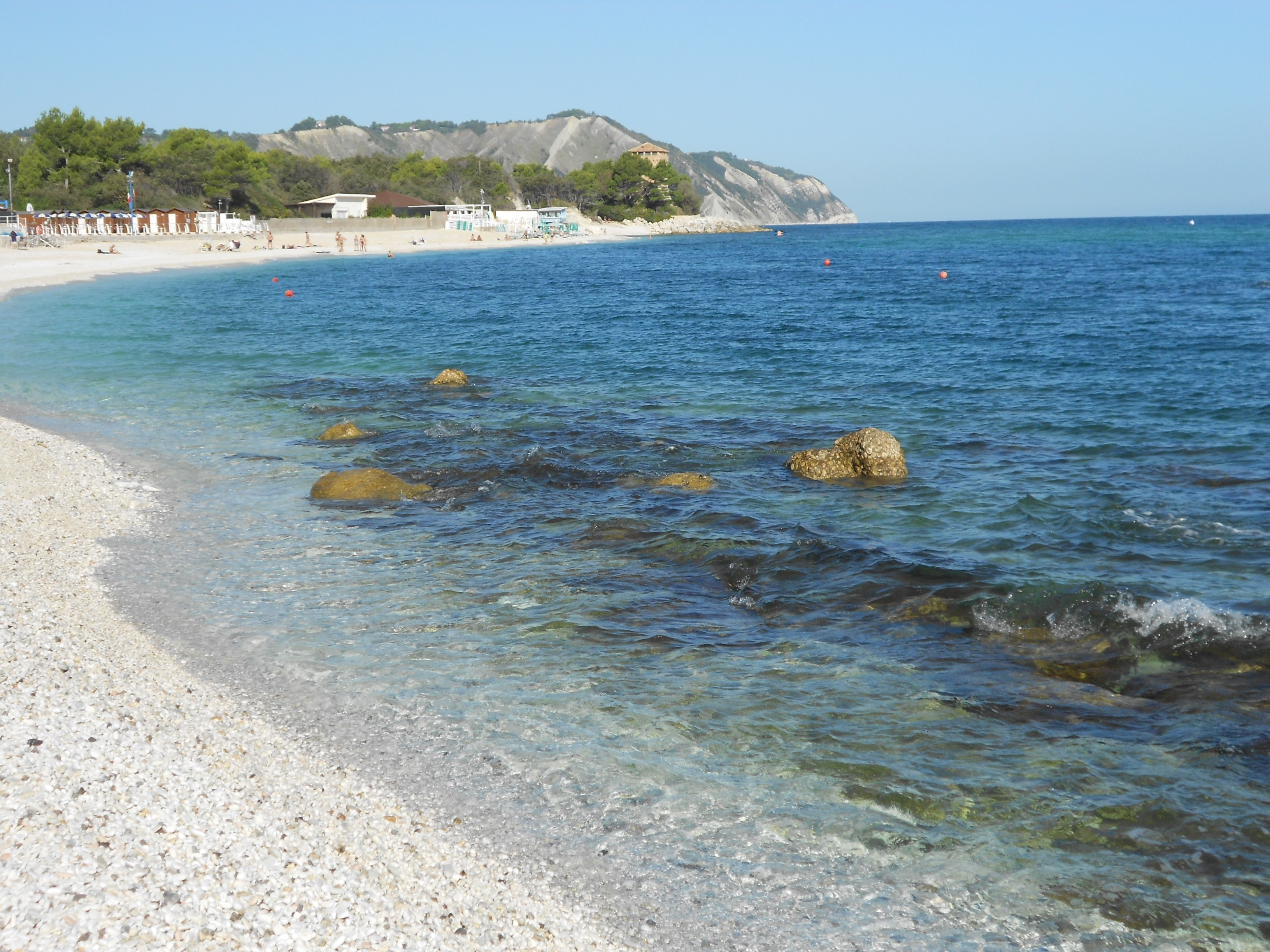 Spiaggia di ciottoli bianchi e mare trasparente a Portonovo
