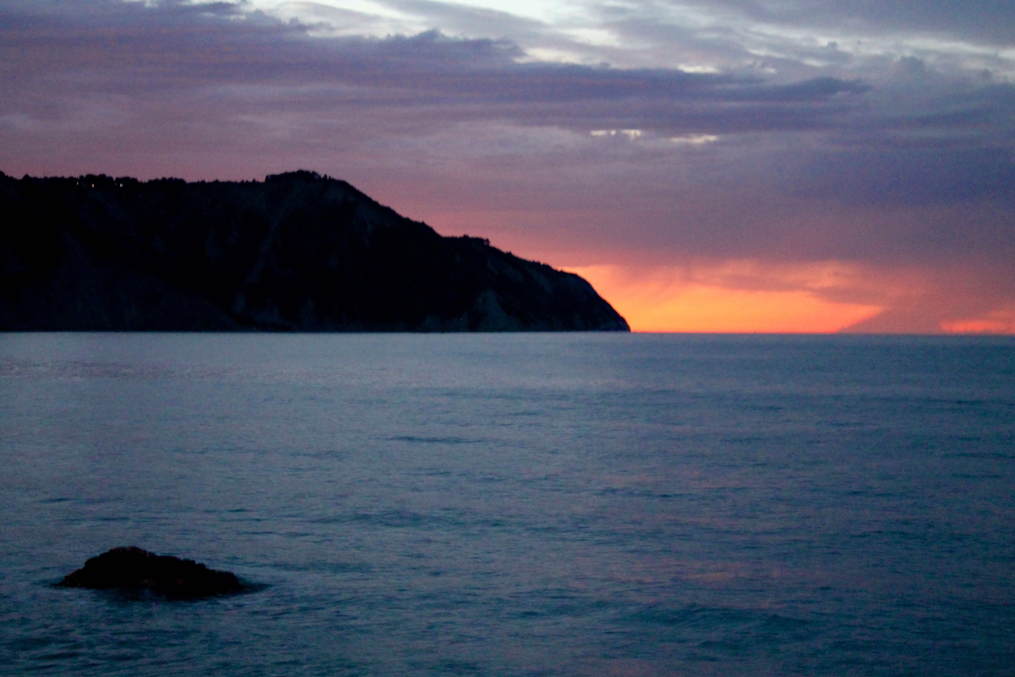 Tramonto sul mare dietro il profilo del Monte Conero