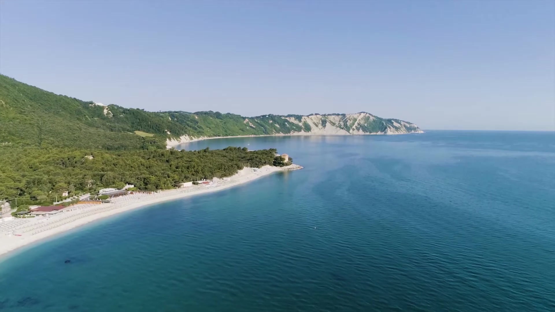 La costa del Conero vista dall'alto: spiaggia bianca, bosco e mare