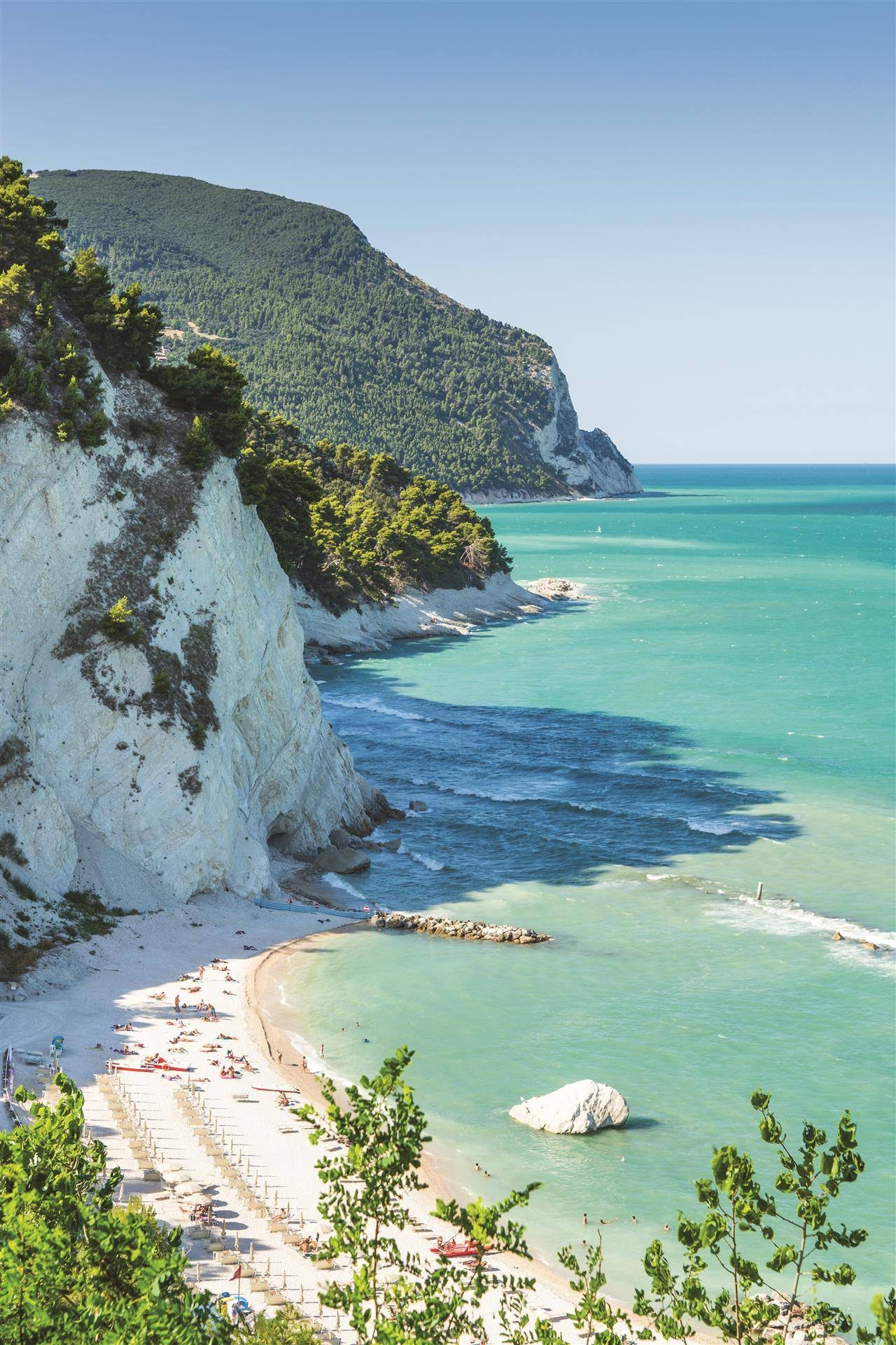 Il Monte Conero che scende nel mare cristallino