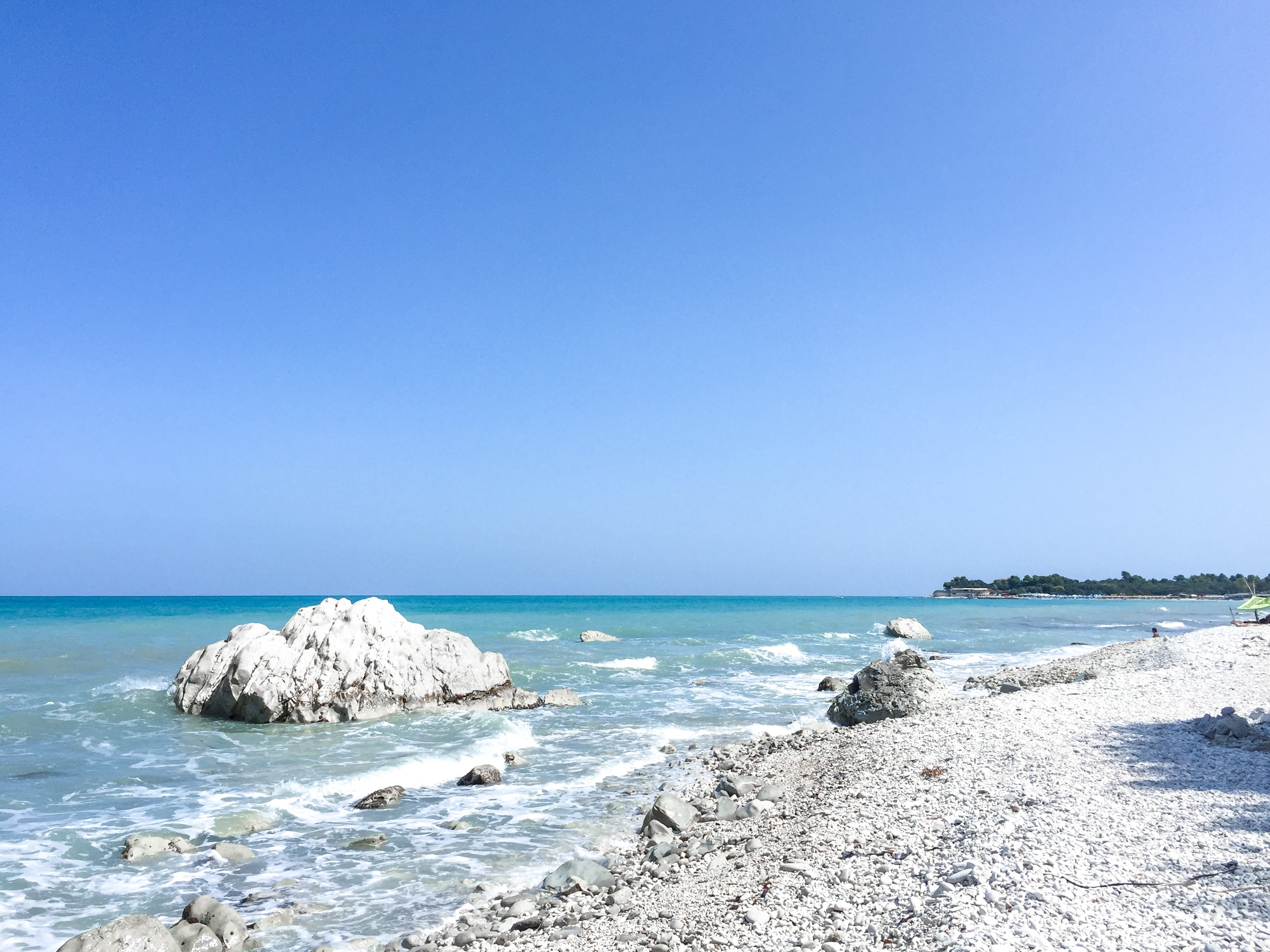 Scogli bianchi e acqua cristallina sulla spiaggia di Numana