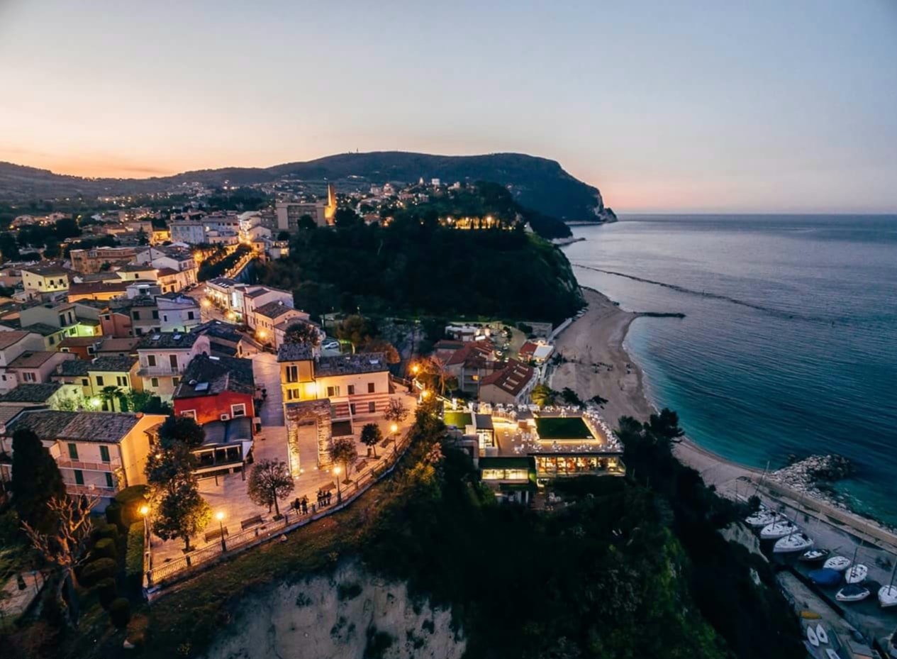 Numana al tramonto, tra il porto e il promontorio