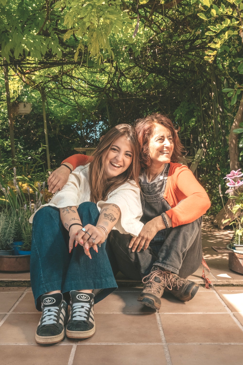 Valentina e Lavinia, mamma e figlia, nel giardino di Mare Verde